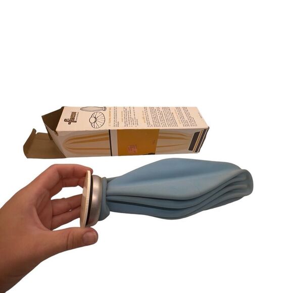 Nwt Finesse 11" Folding Ice Cap Water Bottle 50s Round Blue Bag w/ Original Box - Picture 1 of 10